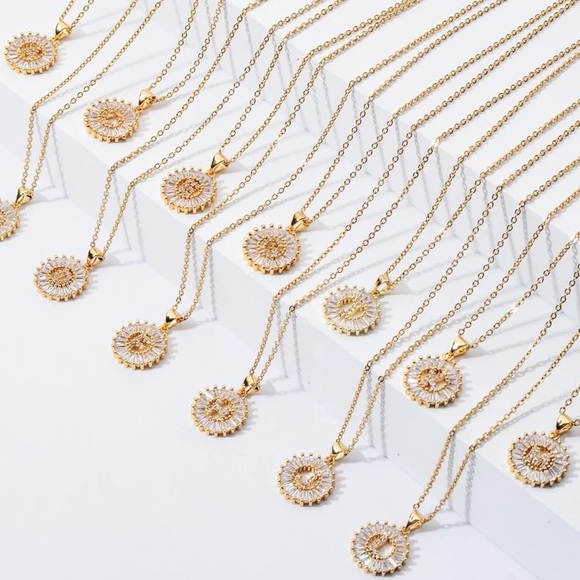 Gold Initial Crystal Sparkly Pendant Necklace A-Z - Picture 4 of 5